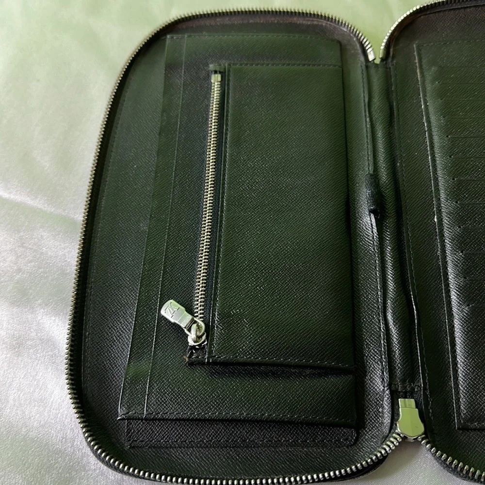 Authentic 𝑳𝒐𝒖𝒊𝒔 𝑽𝒖𝒊𝒕𝒕𝒐𝒏 𝑶𝒓𝒈𝒂𝒏𝒊𝒛𝒆𝒓 𝑩𝒍𝒂𝒄𝒌 𝑴𝑰4007 - Picture 4 of 9